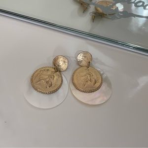 Stunning Roman gold/mother of pearl earrings😍